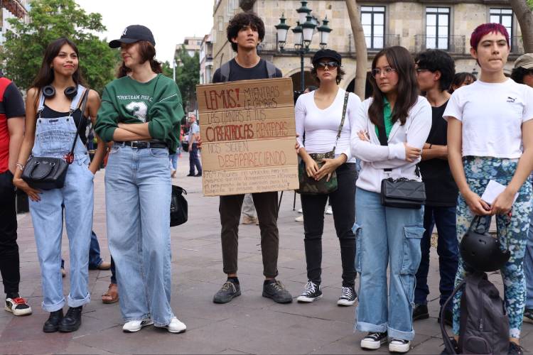 A AMBOS. Las y los manifestantes pidieron acciones tanto al gobierno estatal como a la UdeG.  (Fotos: Michelle Vázquez)